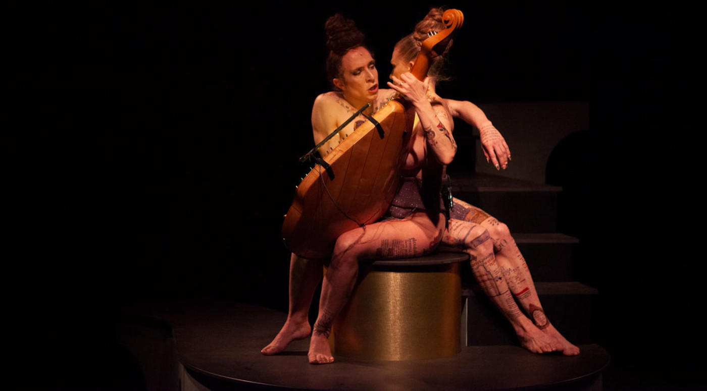 Un art contemporain et vivant, qui résonne aussi de ses fantômes