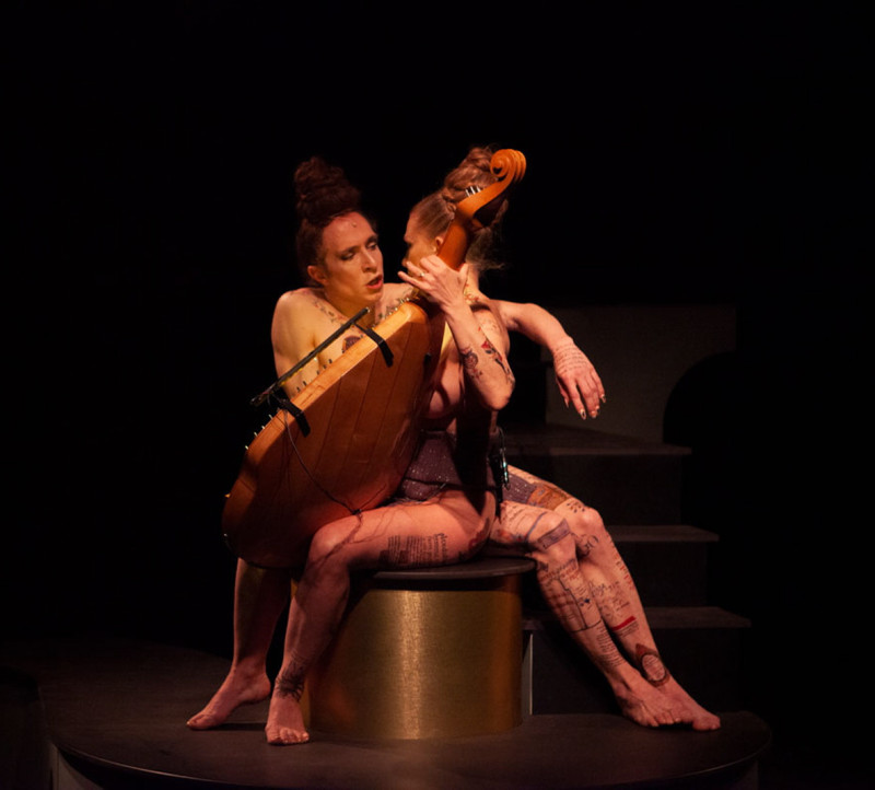 Un art contemporain et vivant, qui résonne aussi de ses fantômes