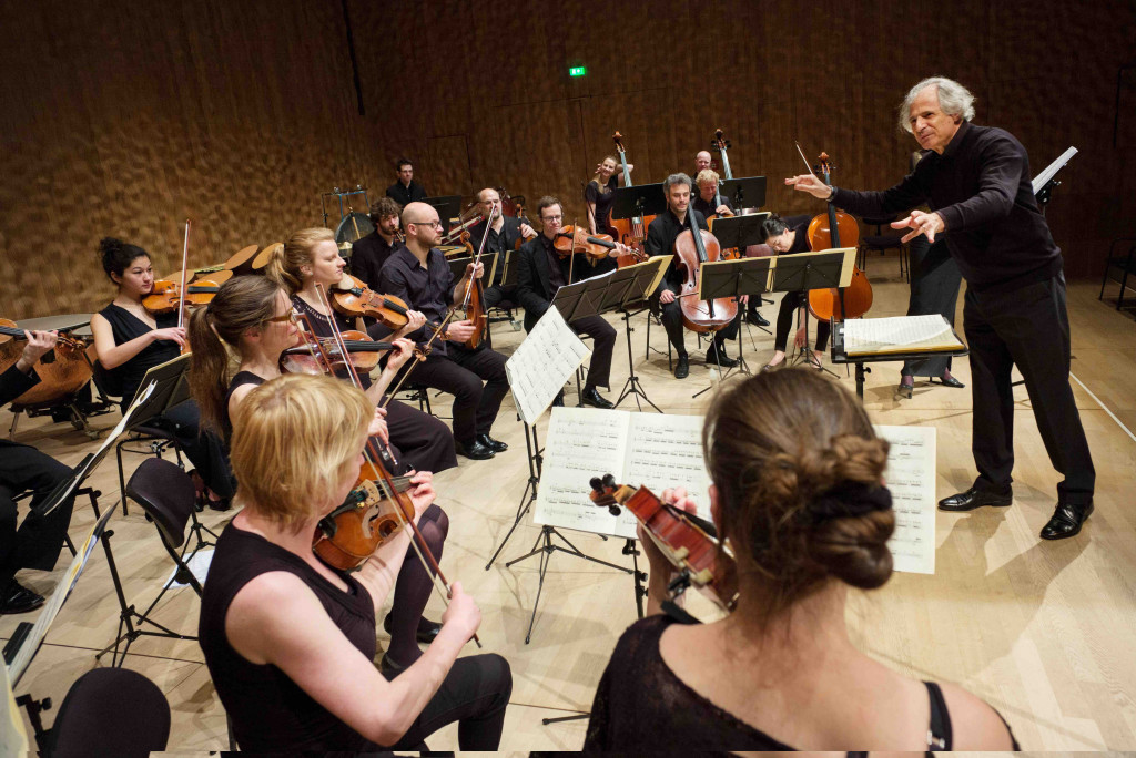 L’Ensemble Resonanz sous la direction d’Emilio Pomárico.