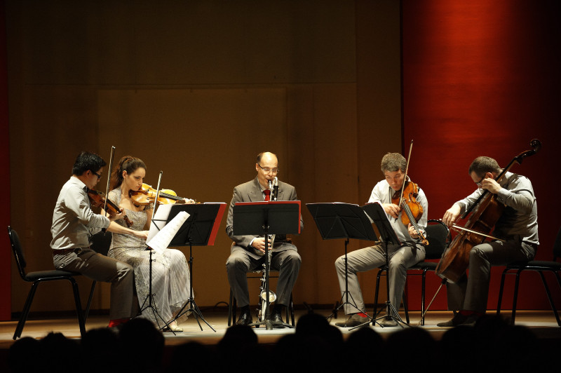 Le Quatuor Diotima entoure Alain Billard © Philippe Stirnweiss