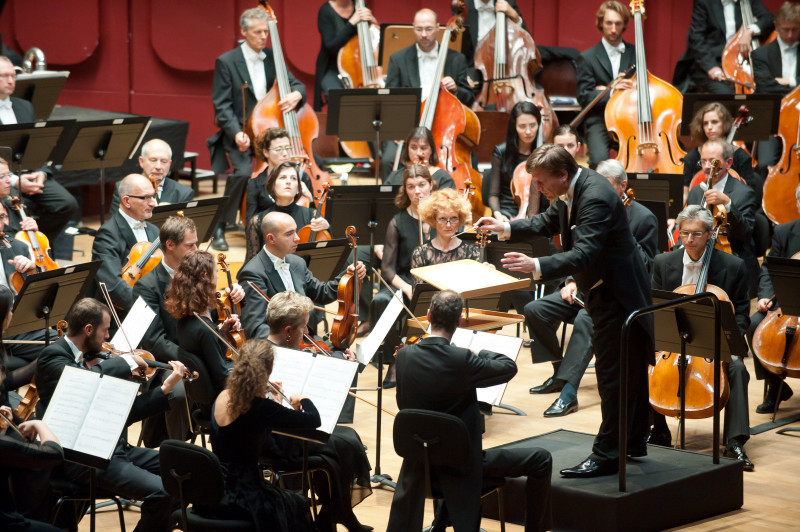 Marko Letonja dirige l'Orchestre philharmonique de Strasbourg © Philippe Stirnweiss