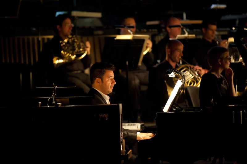 Le compositeur Ludovic Bource au piano avec l'OPS © Philippe Stirnweiss