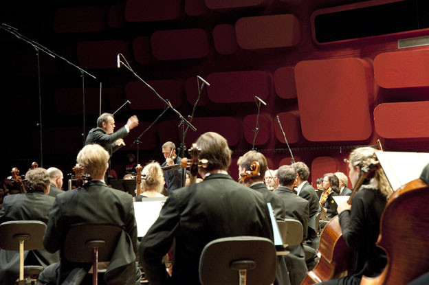 François Xavier Roth dirige l'Orchestre de Baden-Baden/Freiburg avec Teddy Papavrami (violon) © Camille Roux