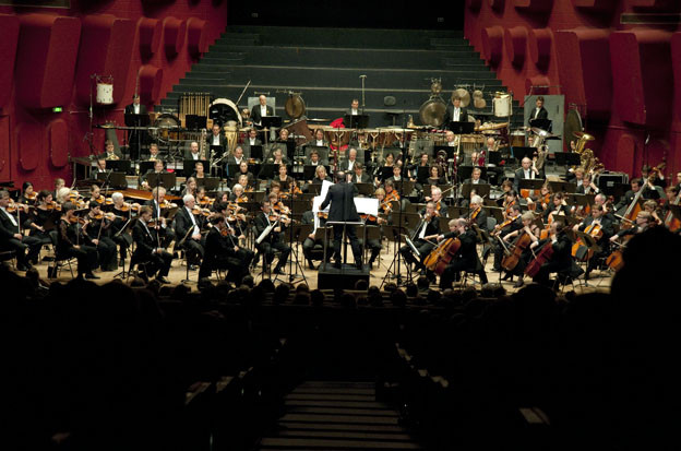 François Xavier Roth dirige l'Orchestre de Baden-Baden/Freiburg  © Camille Roux