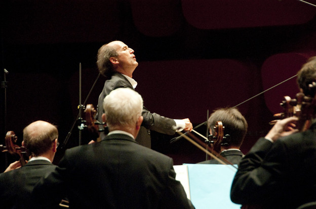 Peter Rundel dirige l'orchestre de la radio de Stuttgart © Camille Roux