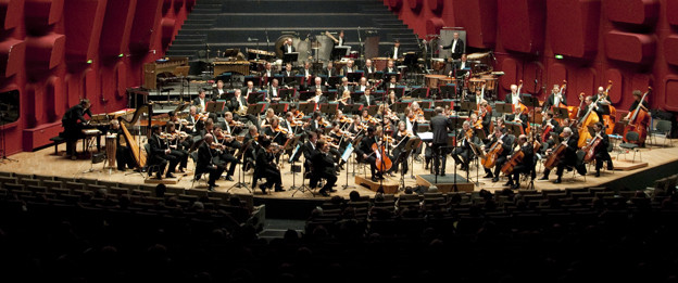 Peter Rundel dirige l'orchestre de la radio de Stuttgart © Camille Roux