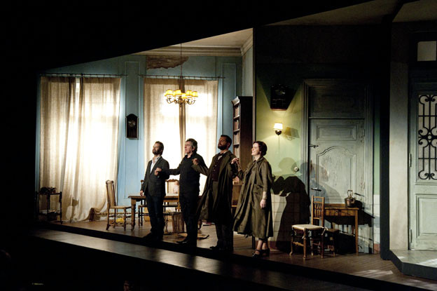 Vasco Mendoça, Etienne Siebens, Kitty Whately et Edward Grint dans "The House Taken Over" © Camille Roux