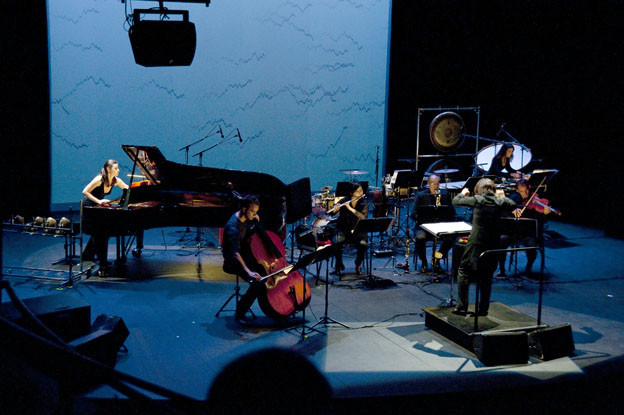 Abe Kanako dirige l'ensemble Multilatérale  © Camille Roux