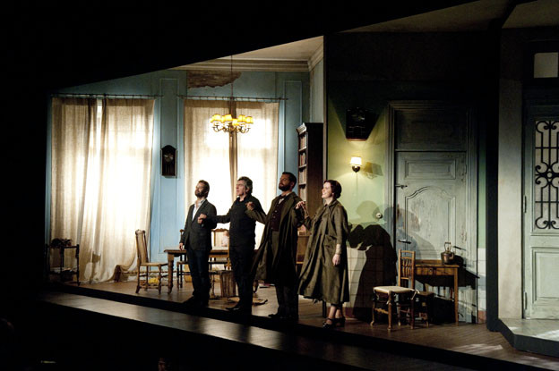 Vasco Mendoça, Etienne Siebens, Kitty Whately et Edward Grint dans "The House Taken Over" Camille Roux