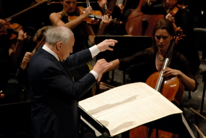 Pierre Boulez dirige l'Ensemble Modern Orchestra Philippe Stirnweiss